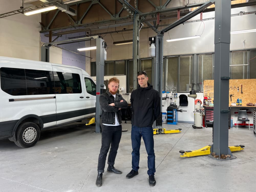 Tým Okay-cars při prohlídce vozidla